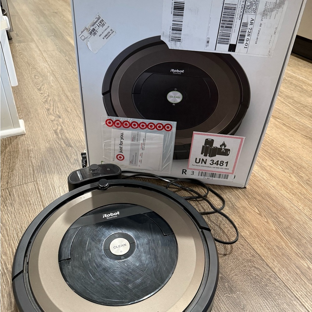 Roomba 890 Vacuuming Robot - Black/Bronze